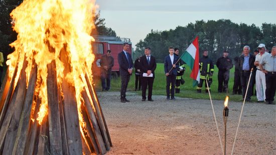 Felavatták a nemzeti összetartozás emlékművét Újkígyóson