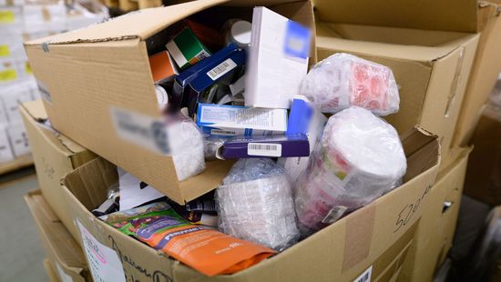 Ismert orvosok nevével éltek vissza, több mint 20 tonna gyógyhatásúnak mondott termékeket foglalt le a rendőrség + videó