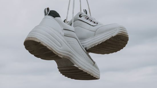 Nem hagyták ki a lábnapot: 35 pár cipőt loptak a betörők egy edzőteremből