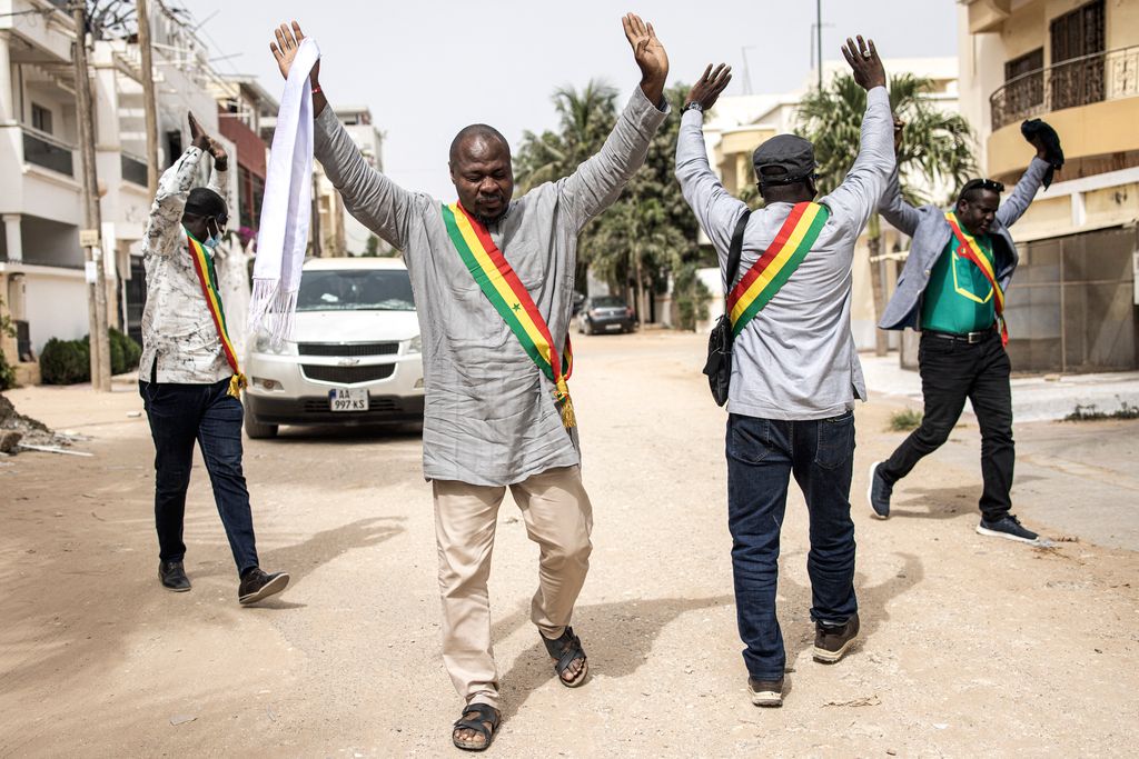 Megválasztott ellenzéki tisztviselők felemelt kézzel várják a rendőri intézkedést Dakarban, miután megpróbáltak kapcsolatba lépni a szenegáli ellenzék vezetőjével, akit házi őrizetben tartanak fogva, május 31. (Fotó: AFP/John Wessels)