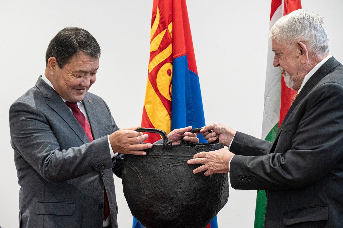 Kásler Miklós átadja a restaurált hun üstöt Szainnjambú Baatardzsavnak, Mongólia magyarországi nagykövetének (b) a Magyarságkutató Intézetben 
