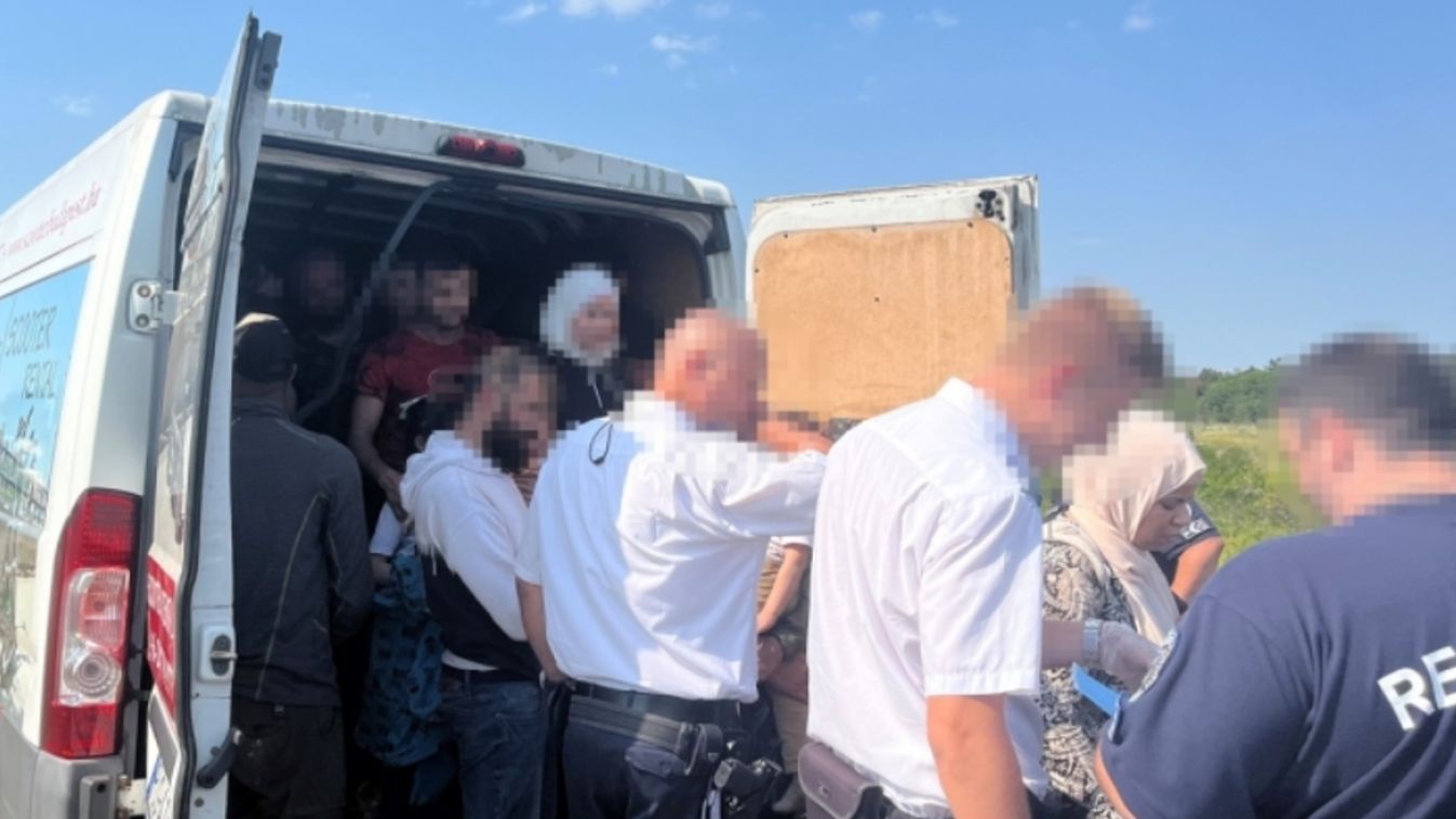 Svéd férfi vezette a magyar rendszámú autót, melyben harminchat migráns utazott
