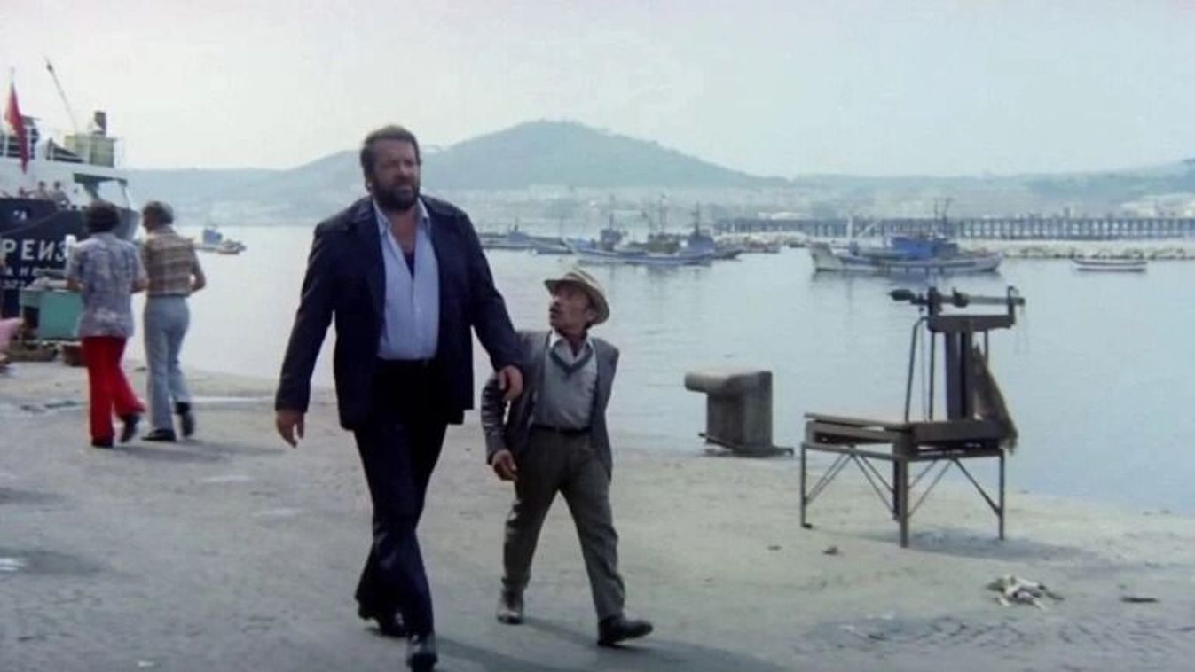 Rizzo felügyelő és hű informátora, Púpos Peppino az 1973-as első Piedone-filmben. Háttérben a Vezúv