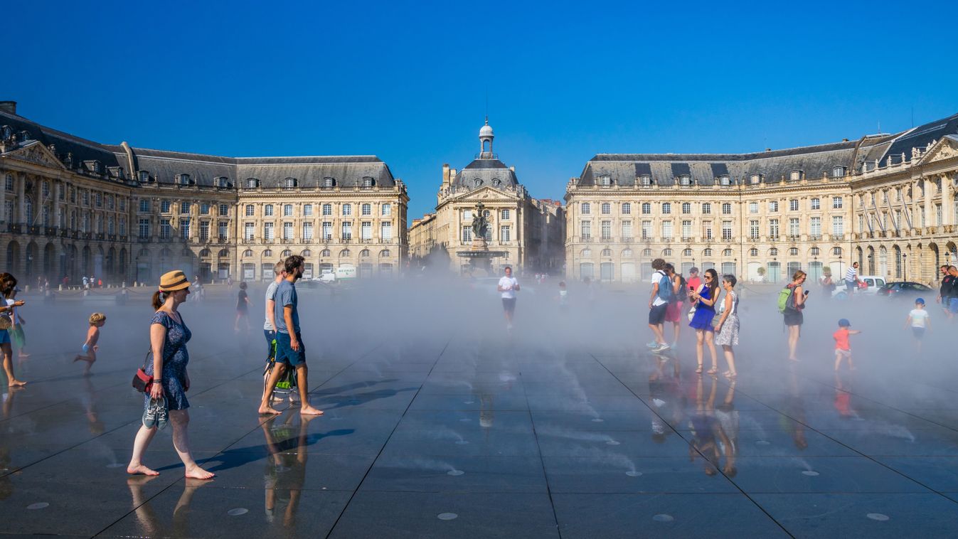 Bordeaux,,France,-,July,2019,:,Tourists,And,Kids,Having, hőség, kánikula, 