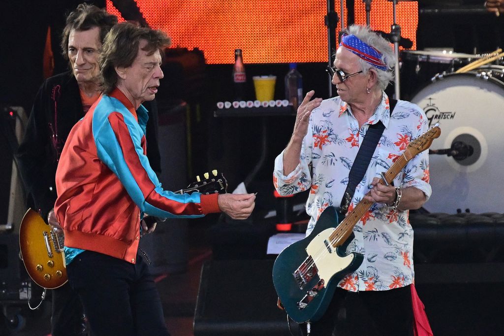 Mick Jagger 80 éves lesz – Jagger visszaadja Richardsnak az elejtett pengetőt a Stones 2022-es bécsi koncertjén 