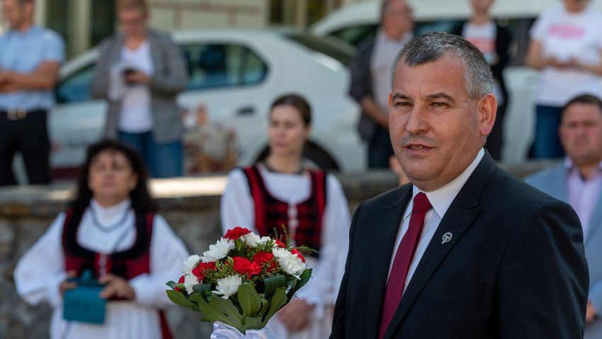 Ököllel ütötte a rendőrautót a székelyudvarhelyi polgármester, hamarosan felelhet érte Ököllel ütötte a rendőrautót a székelyudvarhelyi polgármester, hamarosan felelhet érte