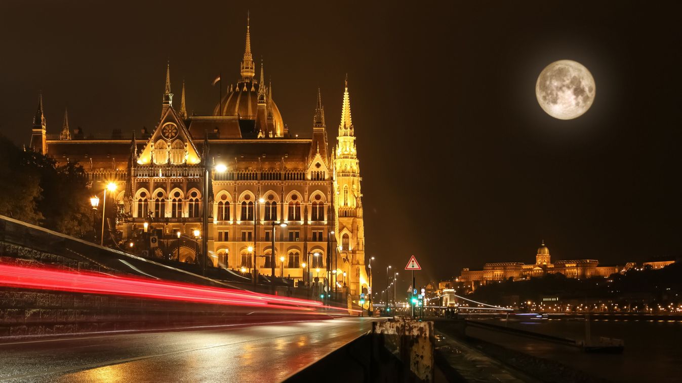 Hungarian,Parliament,Building,All,Lit,Up,At,Night,In,Budapest,
