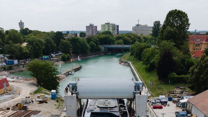 Siófok, 2023. július 3.
A drónnal készült felvételen a Balatoni Hajózási Zrt. (Bahart) egyik új kompját vontatják a Sió-csatornán siófoki hajózsiliphez 2023. július 3-án. A Bahart a Magyar Turisztikai Ügynökség (MTÜ) közreműködésével építtetett két új személyhajója és két kompja 2021-ben készült el a komáromi hajógyárban, ahonnan június 21-én indultak útnak, hogy a Dunán lehajózva a Sió-csatornán keresztül elérjék a Balatont.
MTI/Vasvári Tamás