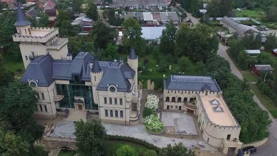 Európa legnagyobb krematóriuma lesz a Millió rózsaszál énekesének kastélyából
