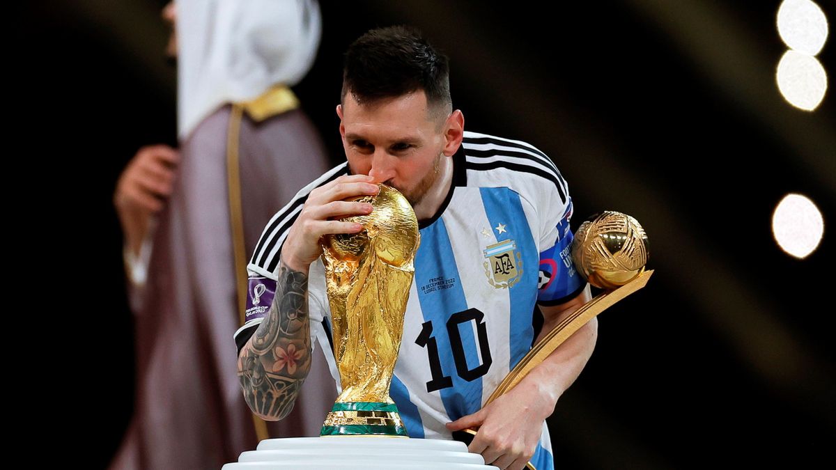 Az argentin Lionel Messi, FIFA, 2022, Katar, trófea, Infantino