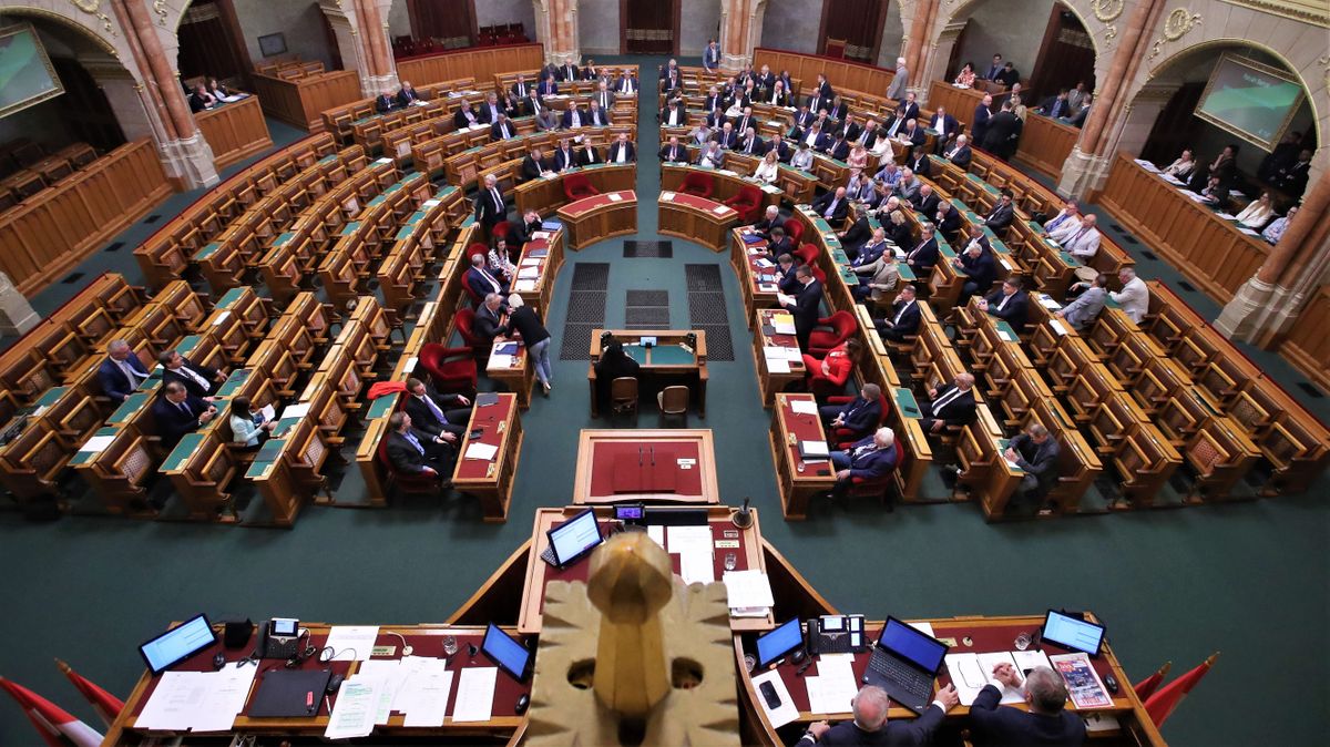parlament Nők 40