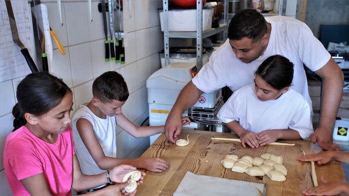 20230627 Hernádnémeti 
Galamb Alex roma pékmester a Sütni Jó Alapítvány révén hasonlóan nehéz sorsú gyerekekkel igyekszik megismertetni azt, hogy tanulással, szorgalommal lehetőség van arra, hogy az ember kiemelkedjen a mélyszegénységből. 
fotó: Havran Zoltán (HZ)
Magyar Nemzet