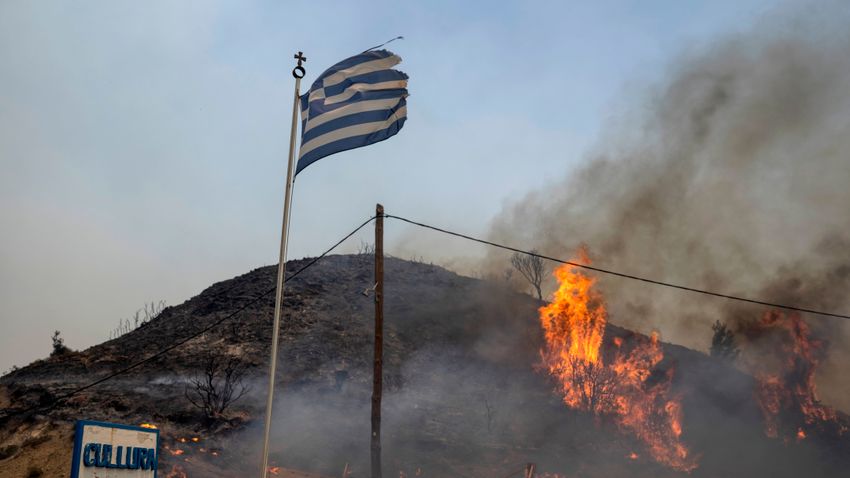 Παραιτήθηκε ο Έλληνας υπουργός που έκανε διακοπές σε νησί κατά τη διάρκεια των δασικών πυρκαγιών