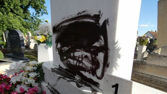 Sírokat festett le egy nyugdíjas a monori temetőben