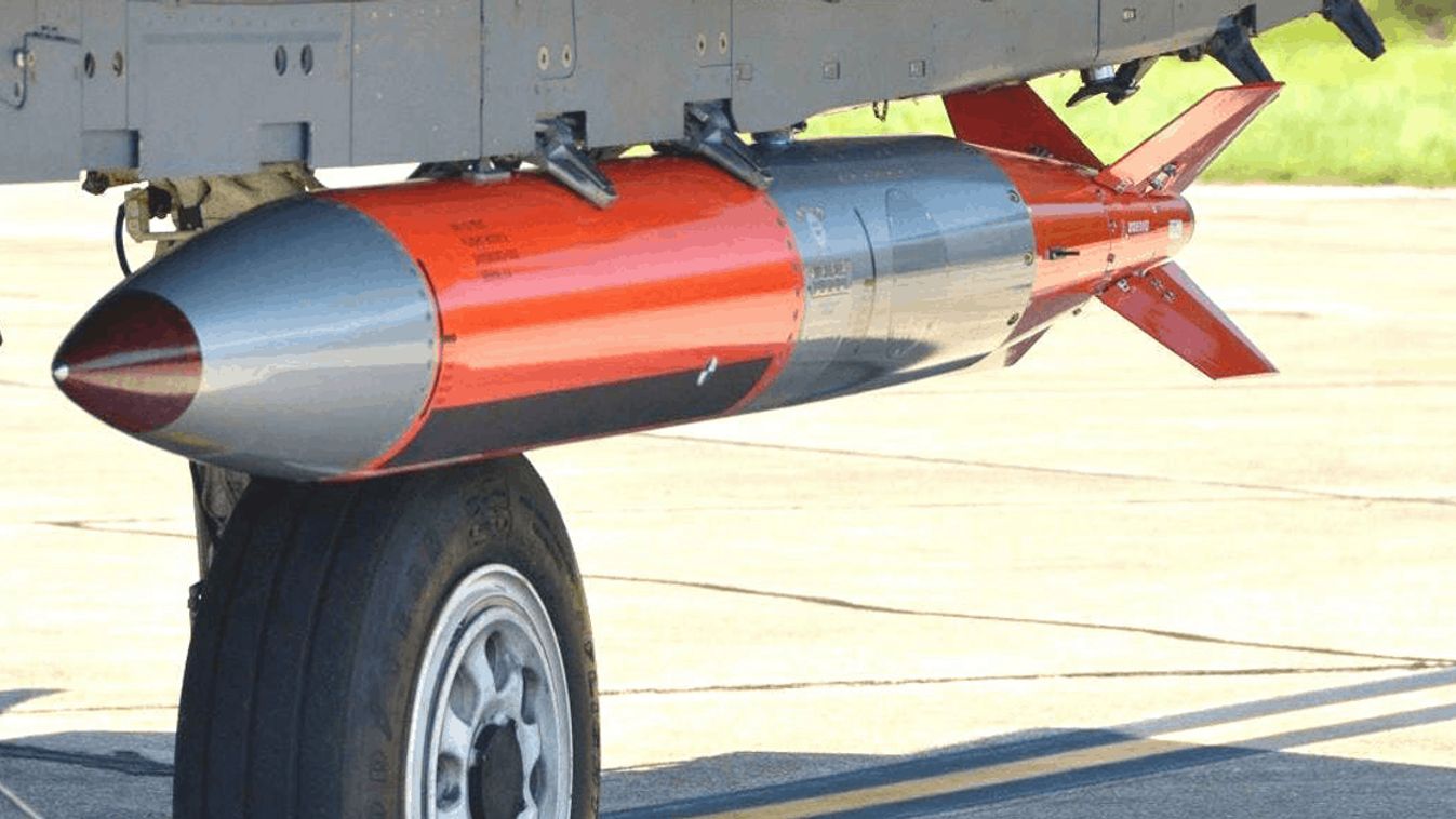 Az amerikai B61-12-es nukleáris robbanófejjel is felszerelhető bomba egy vadászgépen. (Fotó: US Air Force)
