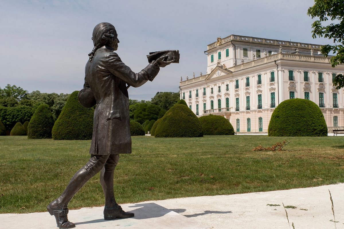 Joseph Haydn szobra az Esterházy-kastély parkjában 