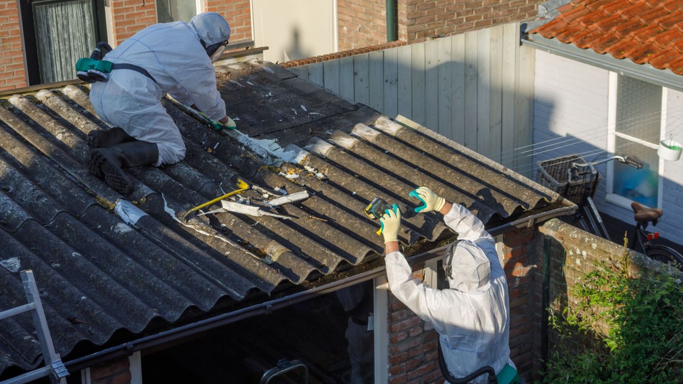 Professional,Asbestos,Removal.,Men,In,Protective,Suits,Are,Removing,Asbestos
azbeszt