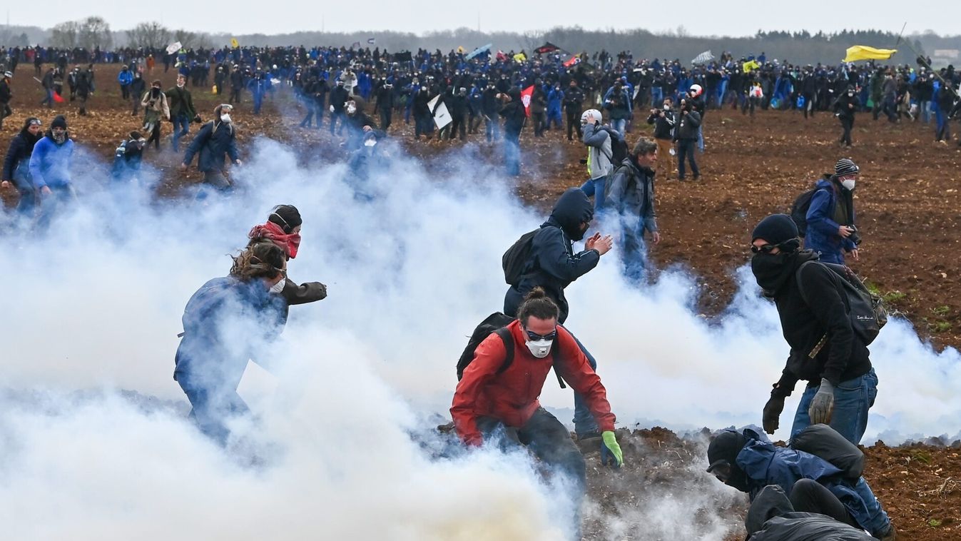 Tavasszal a nyugat-franciaországi Sainte-Soline-ban található víztározónál csaptak össze klímaaktivisták a rendőrökkel, többen megsérültek, sokakat előállítottak, 2023.03.26. (Fotó: France Bleu / Twitter)