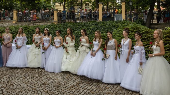 Bálozók gyülekeznek a 198. Anna-bál bevonulása elõtt a balatonfüredi Vaszary Villa kertjében