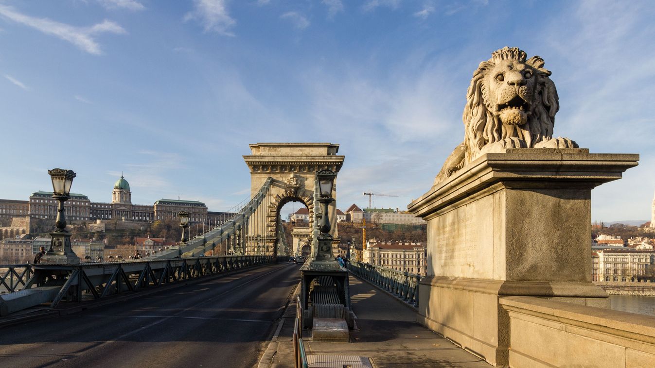 Famous,Budapest,Chain,Bridge,(széchenyi,Lánchíd),Over,Danube,River,In