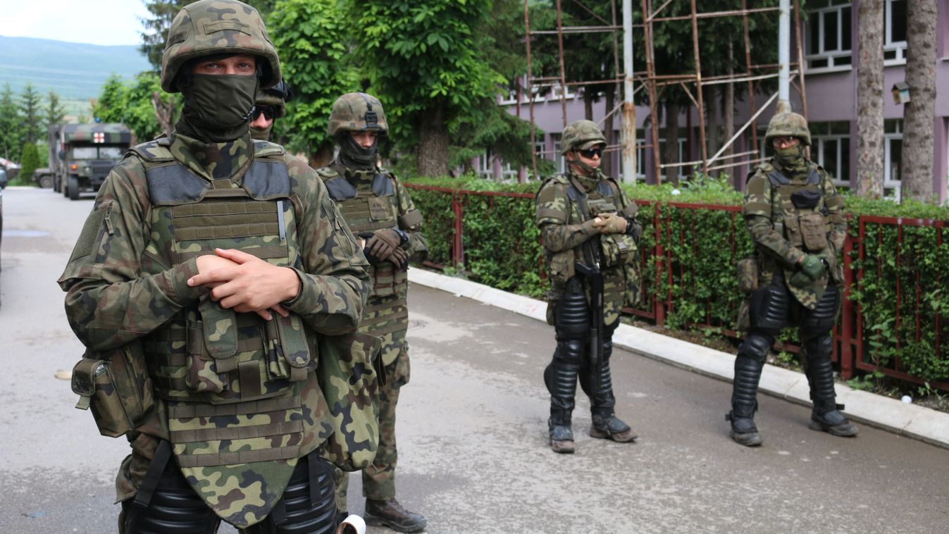 Security measures increase in Zvecan, northern Kosovo
NATO katona
politikai műveltség