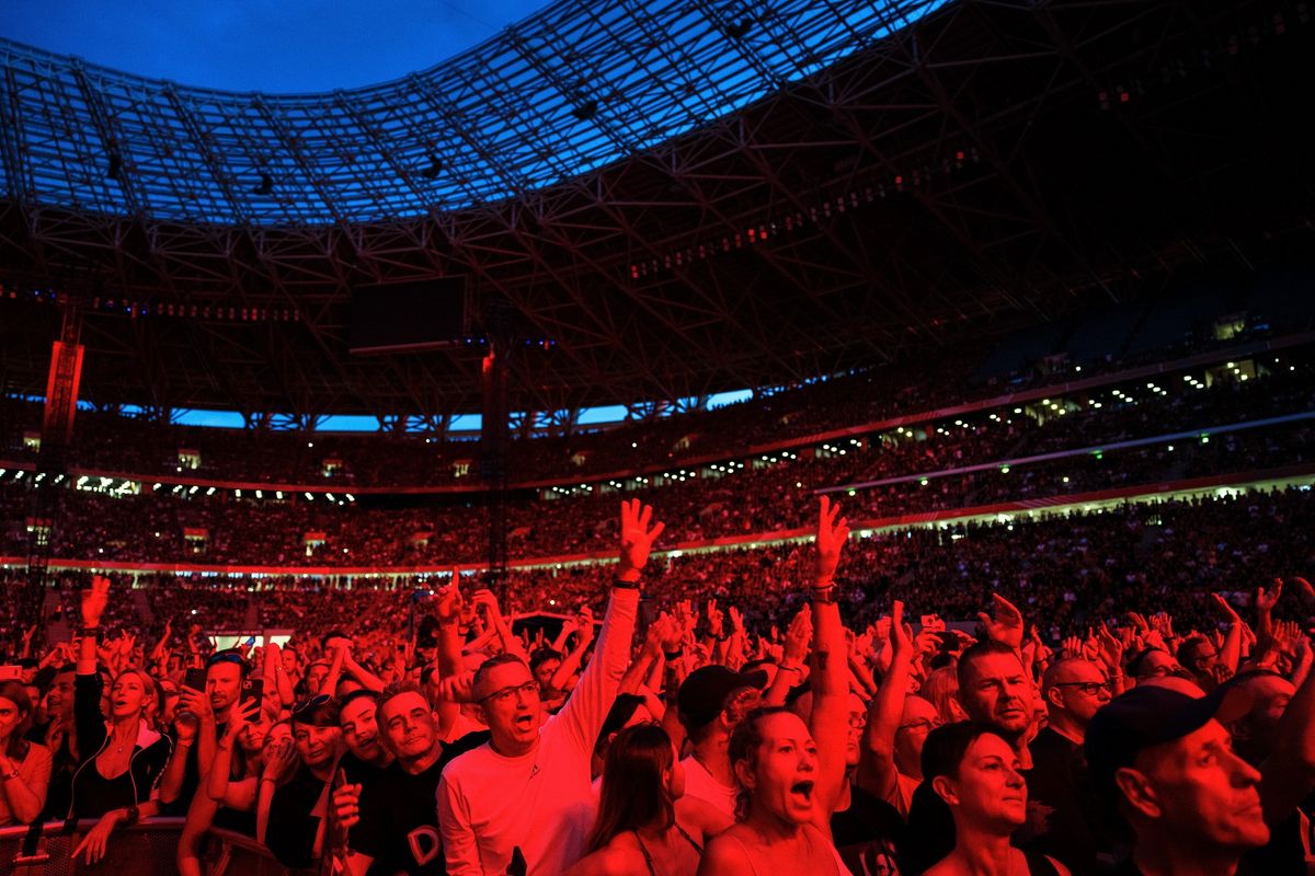 Rajongók a brit Depeche Mode koncertjén a Puskás Arénában 