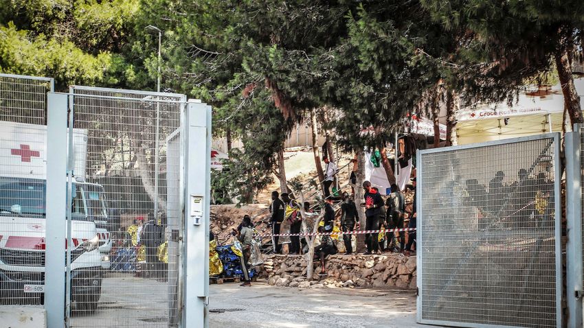 Ellepték a migránsok Lampedusát, a turisták menekülnek a szigetről Ellepték a migránsok Lampedusát, a turisták menekülnek a szigetről