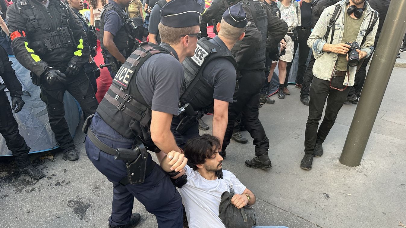 French police intervene in protest of immigrants on World Refugee Day