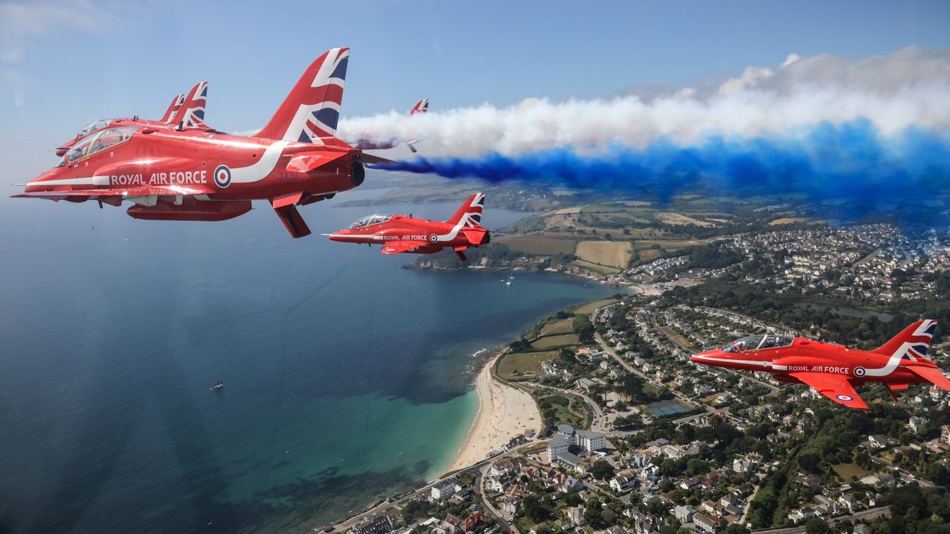 A brit Királyi Légierő (RAF) gépei a magasban a fegyveres erők napja alkalmából rendezett ünnepségen, 2023.06.24-én. (Fotó: Red Arrows / Twitter)