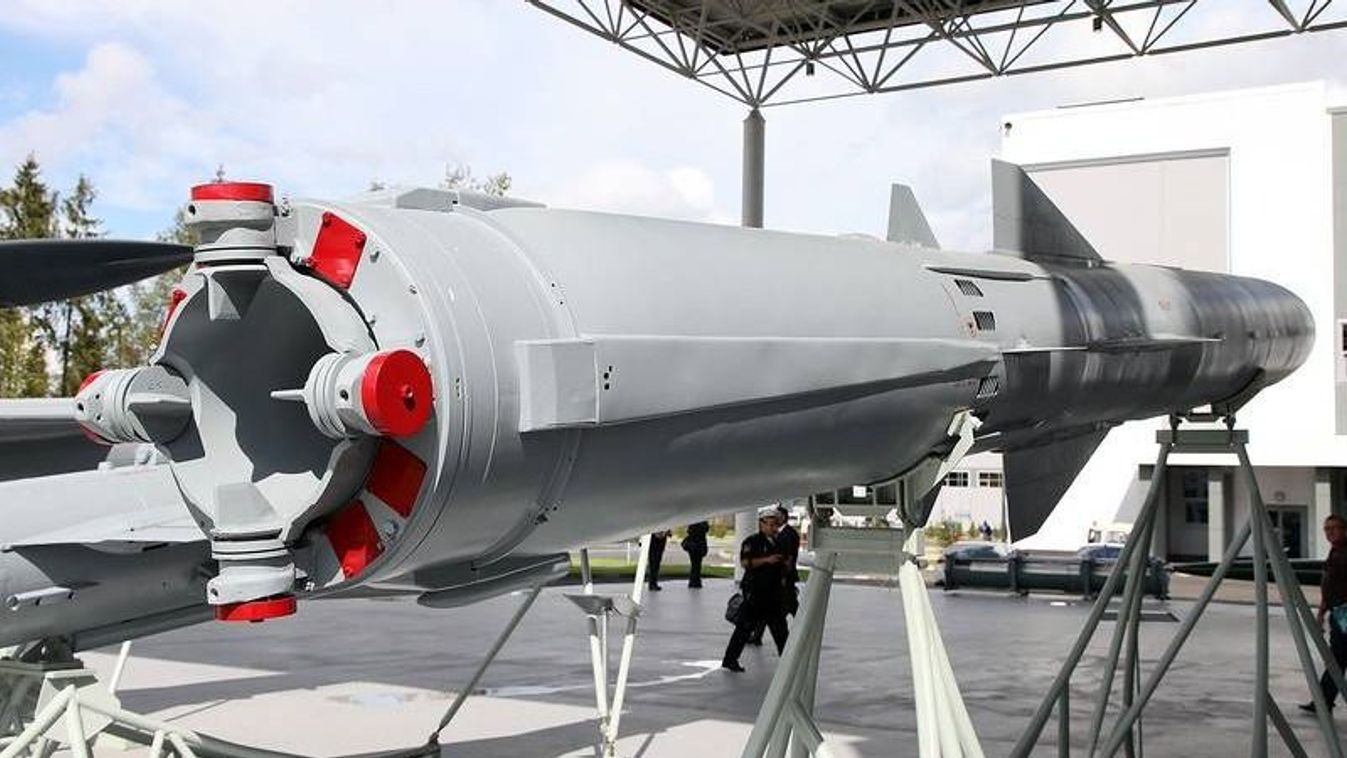 Az orosz Onyx típusú rakéta egy új fejlesztése, amely a tesztek szerinti lőtávolsága 800 km-re nőtt, és alkalmas hagyományos és nukleáris robbanófejek szállítására is. (Fotó: Tony / Twitter)