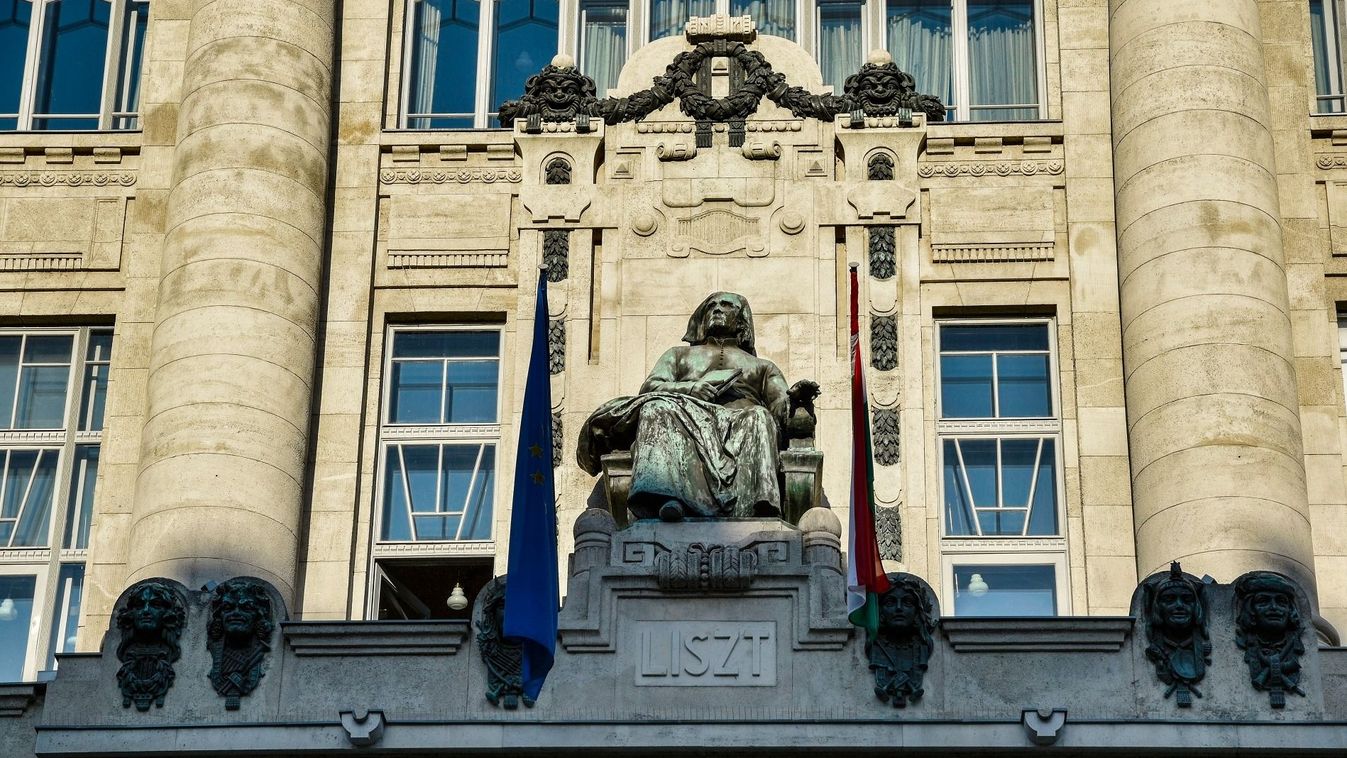 Liszt Ferenc szobra a Zeneakadémia épületének homlokzatán 
