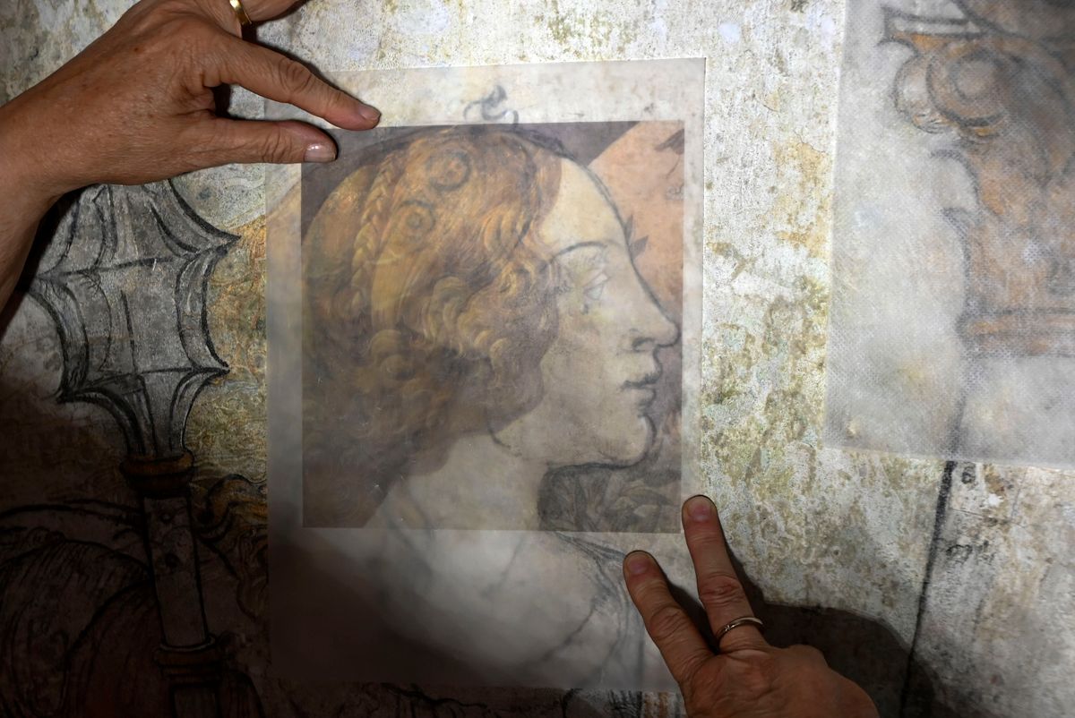 Studiolo. Wierdl Zsuzsanna Munkácsy Mihály-díjas restaurátor Botticelli által készített freskón dolgozik. 