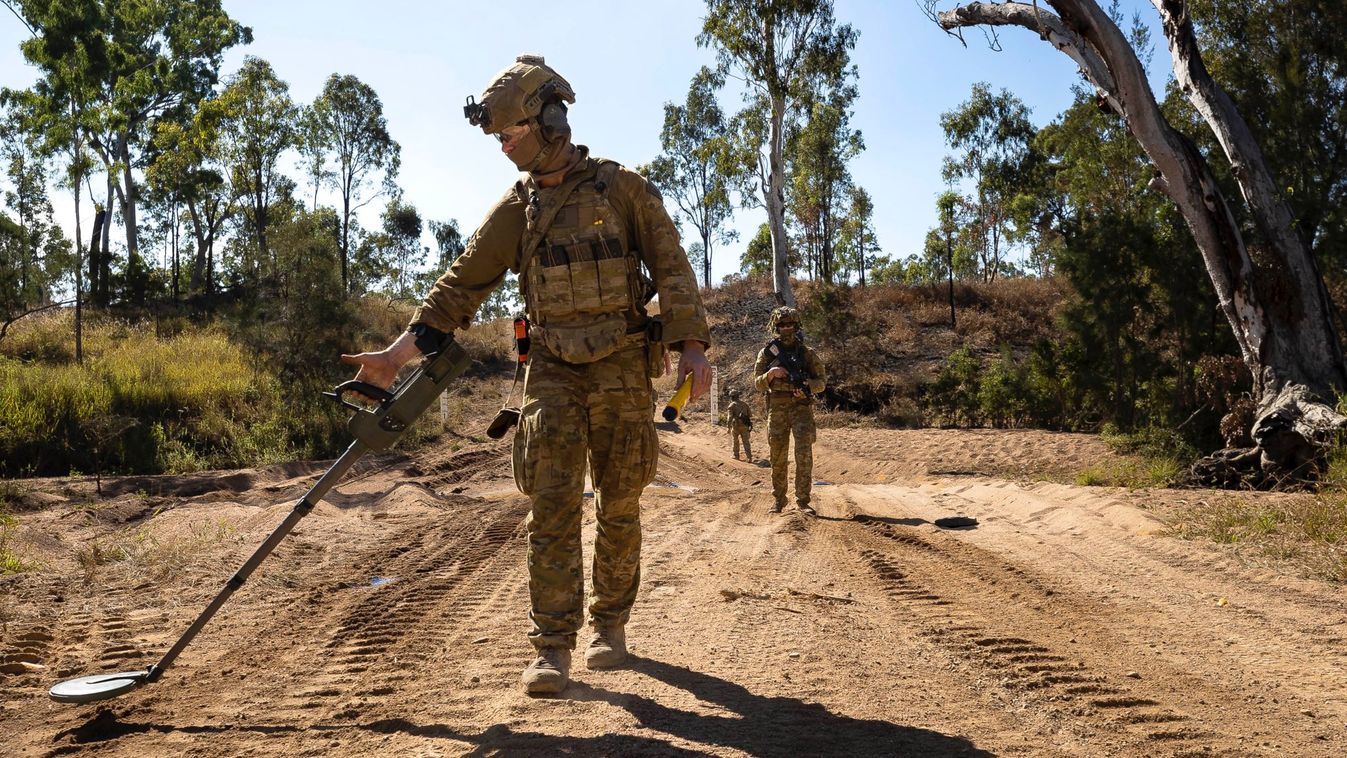 Illusztráció. Egy ausztrál katona aknakereső gyakorlatot folytat. (Forrás: Australian Army / Twitter)