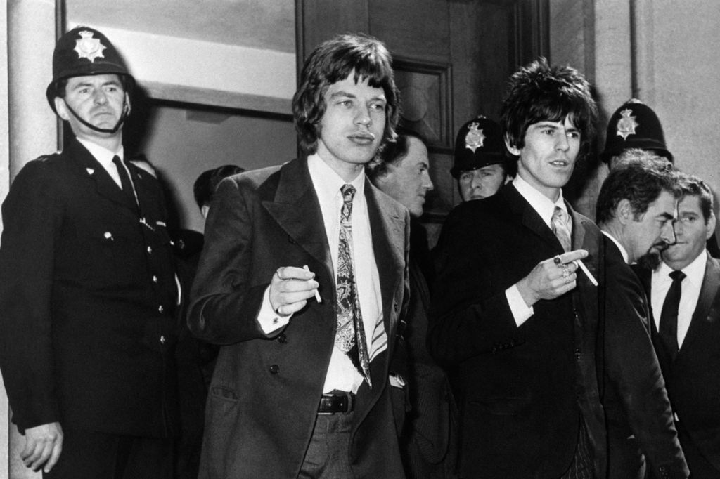 Az 1967. május 11-én készült fotón a Rolling Stones, Mick Jagger és Keith Richards látható, akiket kábítószerrel kapcsolatos bűncselekmények miatt állítottak bíróság elé, éppen elhagyják az épületet.  Manapság állítólag már nem élnek ilyesmivel. 
