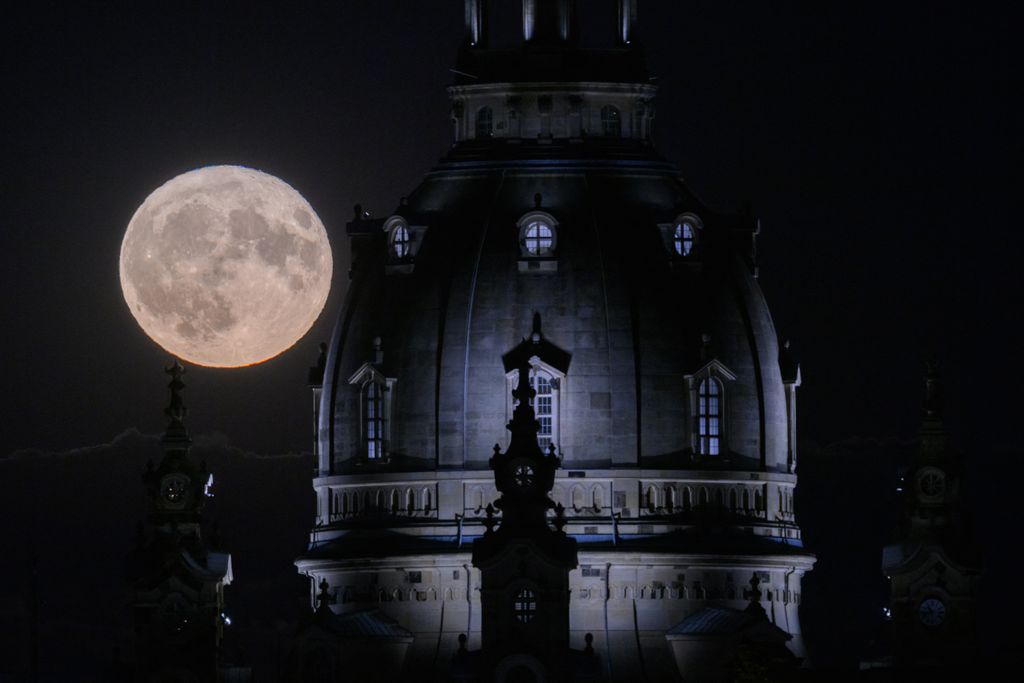 Full moon over Dresden