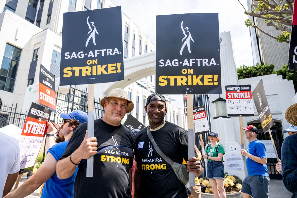 brit színészek kiállás Members Of SAG-AFTRA And WGA Go On Strike At Fox, Amazon And Sony Studios
Hollywood sztrájk