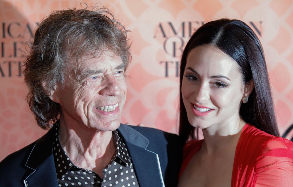 Mick Jagger 80 éves lesz – Mick Jagger és felesége, Melanie Hamrick amerikai koreográfus a New York-i Metropolitan Operaházban 2023 nyarán