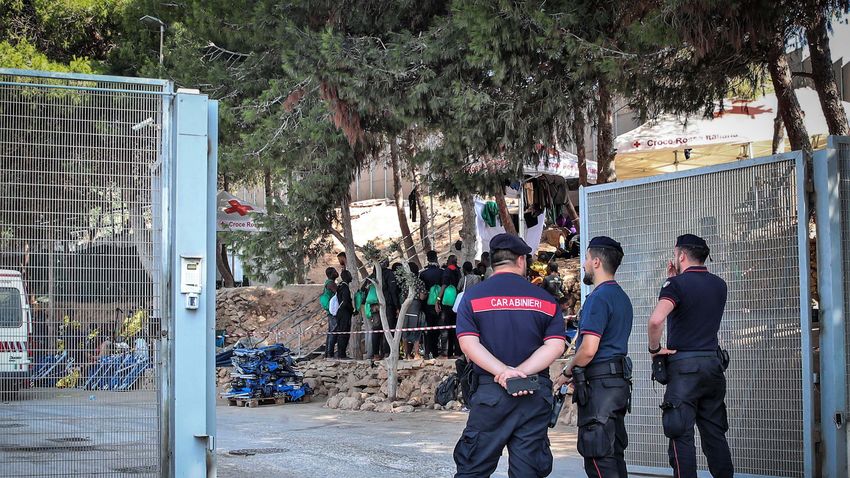 Túlcsordult migránstábor, elégedetlen helyiek – az illegális bevándorlás következményei Olaszországb…