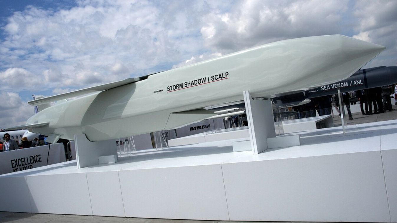 Európa legfejlettebb, az angol-francia gyártmányú Storm Shadow cirkálórakéta, amely negyedikgenerációs vadászgépekkel is alkalmazható mélységi támadások véghezviteléhez, sőt az eszközt a haditengerészet is hadrendbe tudja állítani. (Fotó: Wolf / Twitter)