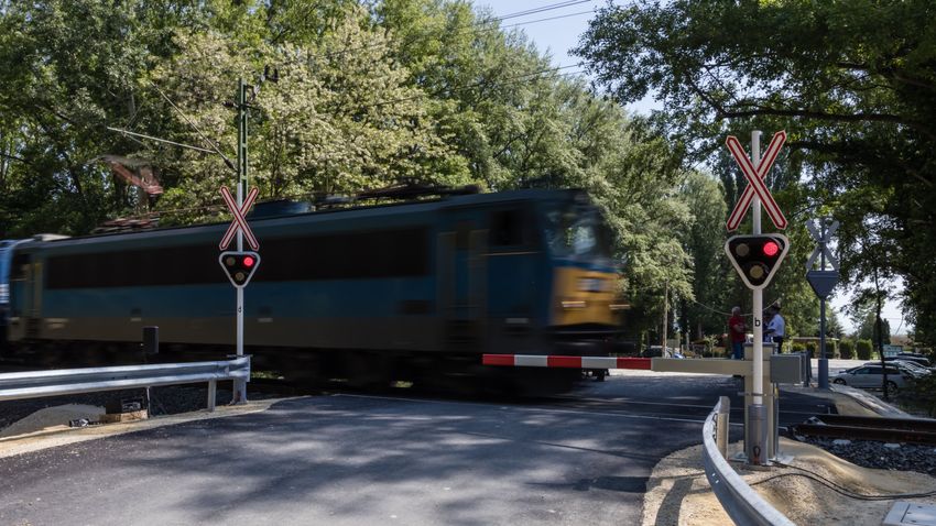 Lépésről-lépésre újítaná meg az elöregedett vasútvonalakat és járműparkot Lázár János