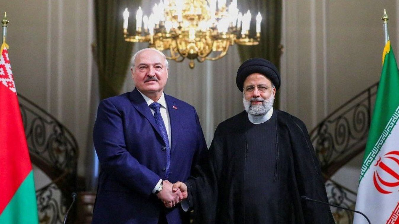 Aljakszandr Lukasenka belorusz (b) és Ebrahim Raiszi iráni elnök (j). A két nyugati szankciók hatálya alatt álló ország védelmi megállapodást kötött, 2023.07.31-én. (Fotó: Düzen Tekkal / Twitter)