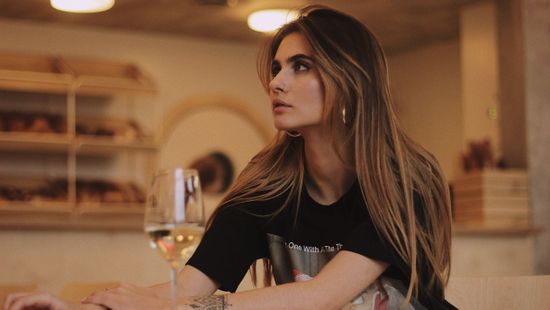 Reggeltől estig ivott a szállodában a fiatal nő, míg kislányát más vendégek etették, fürdették