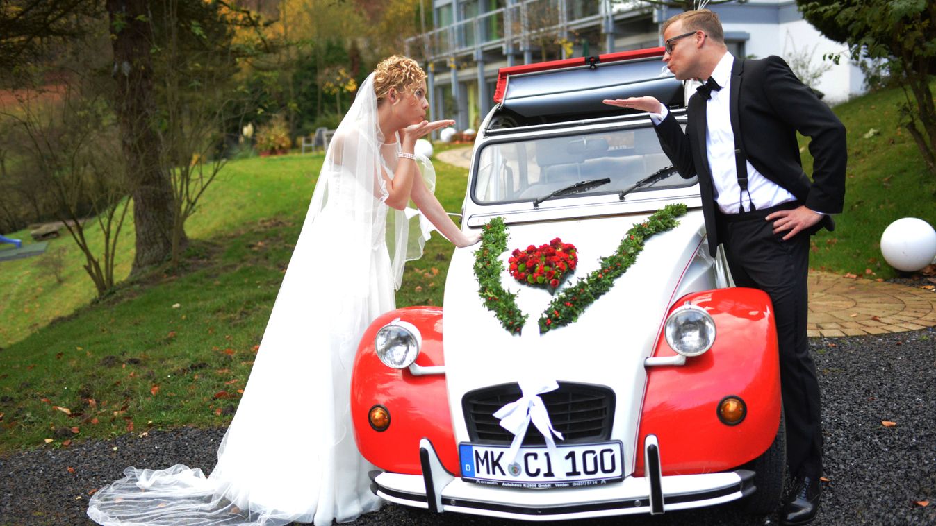 DEU, Germany, Iserlohn: The "duck", the nostalgia car (Citroen 2CV) - here the version "Dolly" - the years 1949 to 1990 is used by young people today as a wedding car.
Lugas