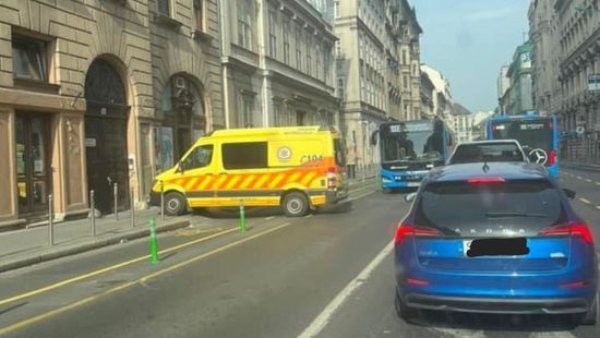 A kép magáért beszél: így akadályozzák a mentőket Karácsony karói
