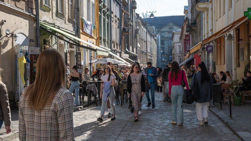 Nemi szerv alakú süteményt készít az ukrán cukrász Nemi szerv alakú süteményt készít az ukrán cukrász