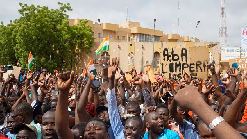 Katonai beavatkozást helyeztek kilátásba Nigerben