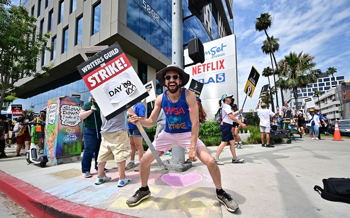 Sztrájk hollywoodi módra: Alberto Roldan forgatókönyvíró elektronikus zenére táncol a Netflix épülete előtt Los Angelesben 