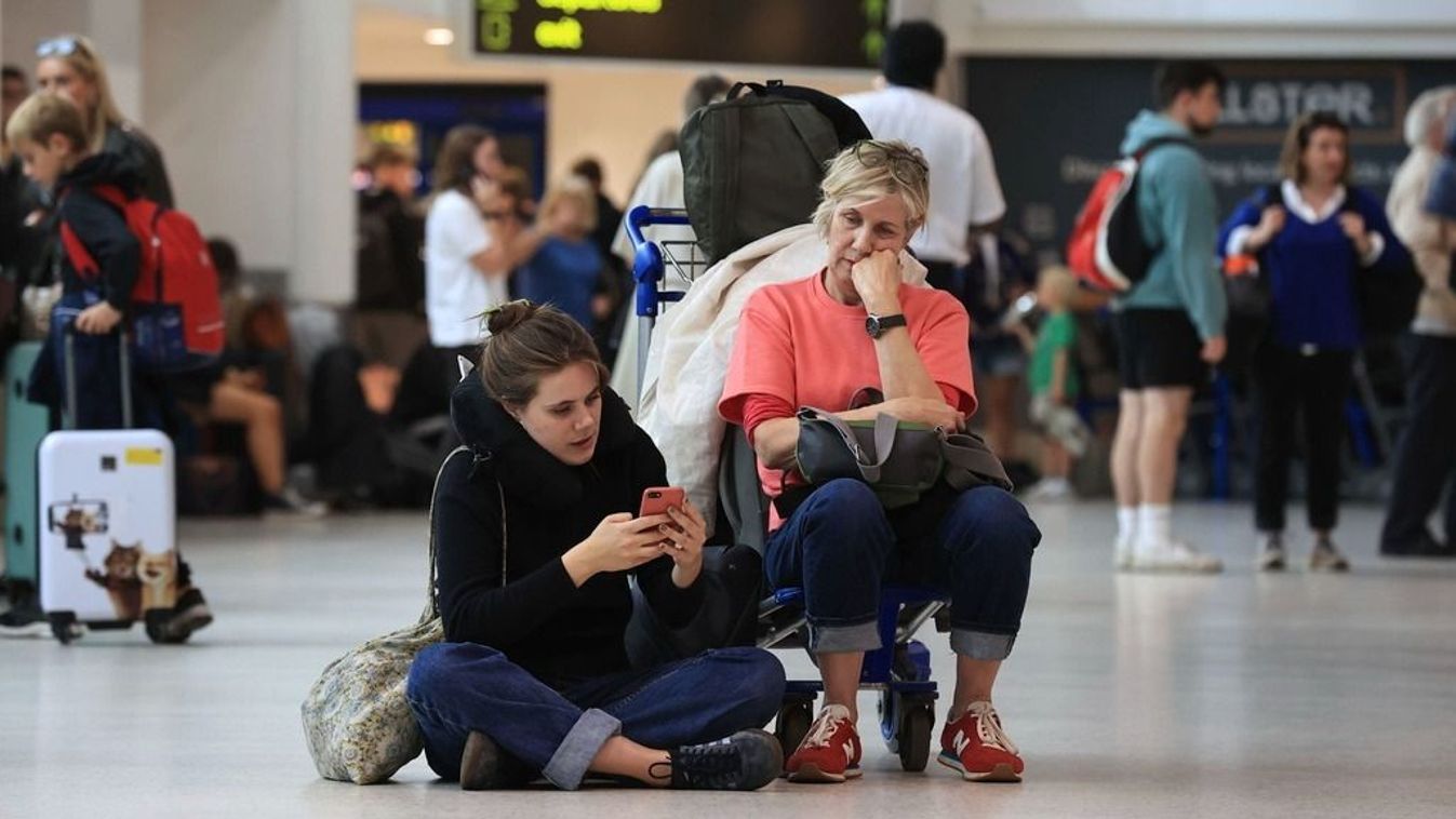 Késéket és járattörléseket okozott Európa-szerte a brit légiközlekedés műszaki hibája. Sokan a repülőtéren rekedtek, másokat a kifutópályáról fordítottak vissza, 2023.08.28-án. (Forrás: 1News / Twitter)