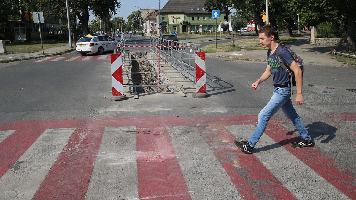 A város több pontján nehezítik a közlekedést az útfeltúrások Pécs
