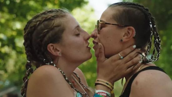 Fogyasztóvédelmi bírságot kaphat a homoszexualitást népszerűsítő Sziget-videó